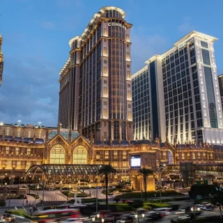 Louis Vuitton 與「澳門銀河」攜手合作,於銀河時尚匯專門店 及澳門悦榕庄池畔打造獨家2024 度假主題限時概念空間